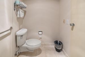 旧金山Samesun San Francisco的白色的浴室设有卫生间和垃圾桶