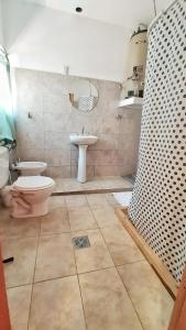 贝纳多图埃托Lavalle II的一间带卫生间和水槽的浴室