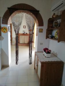 皮斯蒂奇Casa Vacanza Angela的厨房设有拱门,后面配有桌子