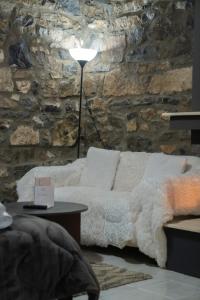 帕雷斯阿吉萨那kaimak luxury chalet的一间卧室设有一张床和石墙