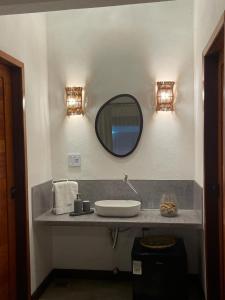 托鲁斯Amigos do Vento Pousada e Kite Point的浴室设有水槽和镜子,位于柜台上