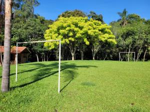 伊克斯雷玛Pousada Moinho de Pedra的在一个有树的田野里足球的目标