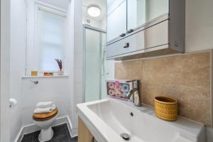 伦敦Chic Urban Retreat 1 Bedroom Gem in Covent Garden 3AB的白色的浴室设有水槽和卫生间。