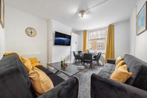 伦敦Chic Urban Retreat 1 Bedroom Gem in Covent Garden 3AB的客厅配有沙发和桌子