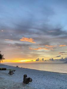 苏里高Nana's Beach Surigao的海滩上岩石上的日落