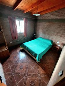 拉布拉斯Ganesha Casa Vacacional的一间位于客房内的带绿床的卧室
