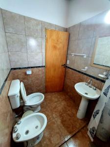 拉布拉斯Ganesha Casa Vacacional的一间带卫生间和水槽的浴室