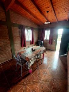 拉布拉斯Ganesha Casa Vacacional的大房间设有木桌和椅子