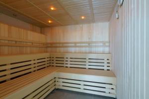 亨利昂泰晤士Phyllis Court Members Club的一间设有木长椅的桑拿浴室