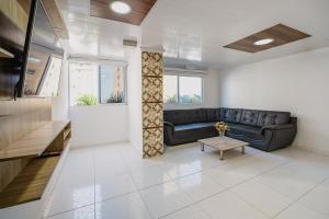 巴兰基亚Villa Santos Apartaestudios的客厅配有沙发和桌子