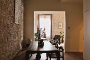 巴塞罗那Rustic Style Apartments & Studios BCN的一间带木桌和椅子的用餐室