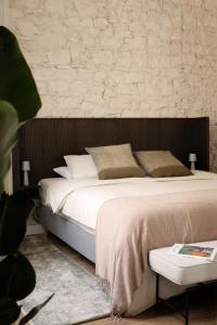 巴塞罗那Rustic Style Apartments & Studios BCN的一间卧室设有一张大床和砖墙