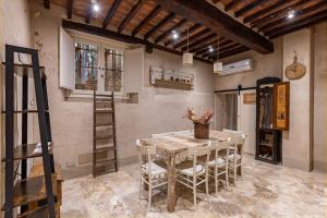 蒙特普齐亚诺Truffle House Tuscany Tuber Albidum Pico的一间厨房,里面配有桌椅
