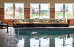 Morell罗德克洛布斯高尔夫及海滩度假酒店的一座位于大楼内的游泳池