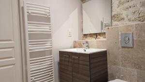 Soyaux布拉德山旅馆的一间带水槽和镜子的浴室