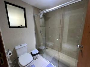 皮拉伊河畔巴拉Aldeia das Águas Park Resort - Quartier - Flat B102的一间带卫生间和玻璃淋浴间的浴室