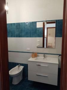 兰佩杜萨Splendido appartamento a Lampedusa, con terrazzo !的一间带水槽、卫生间和镜子的浴室