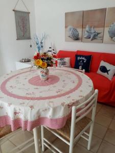 兰佩杜萨Splendido appartamento a Lampedusa, con terrazzo !的上面有花瓶的桌子