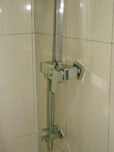 马米基里Oren的浴室设有水龙头淋浴。