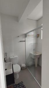 圣维森特岛Studio com bela vista para o mar的白色的浴室设有卫生间和水槽。