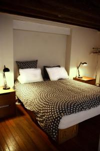 巴黎Le Garage的一间卧室配有一张带两盏灯的床。