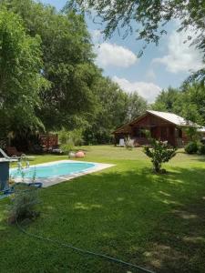 比亚莱特马西cabañas Khuska的一个带游泳池和房子的庭院