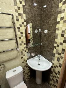 杰尔穆克Jermuk Mini Apartment的浴室配有白色卫生间和盥洗盆。