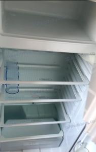 艾尔JSNHolidays@CraigTara的空的冰箱,门打开,门打开