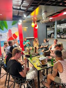奥南海滩Hangover Aonang的一群坐在餐厅桌子上的人