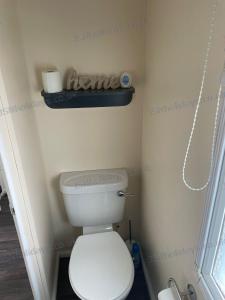 艾尔JSNHolidays@CraigTara的一间位于客房内的白色卫生间的浴室