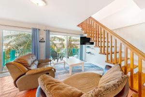 基克罗尼海滩Breezy Palms & Tropical Charm的带沙发和楼梯的客厅