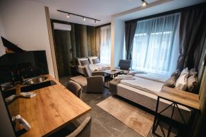 瓦列沃Sunshine apartments - Valjevo的一间设有一张床的房间和一间带窗户的客厅