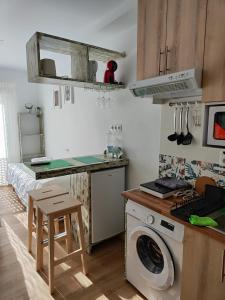 马拉加KHORS的厨房配有洗衣机和炉灶。