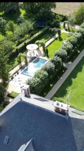 LeschesLA GRANDE MAISON LGM的花园游泳池的顶部景色