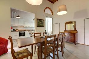 佛罗伦萨Route26 - Florence的厨房以及带木桌和椅子的用餐室。