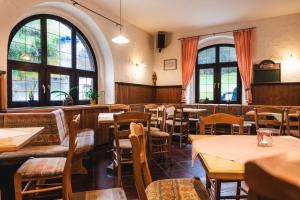 WildenthalGasthof und Pension Hammerschänke的餐厅设有桌椅和窗户。