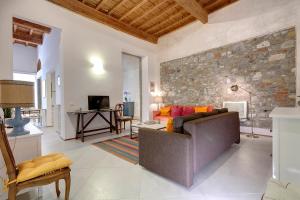 佛罗伦萨Route26 - Florence的带沙发和石墙的客厅