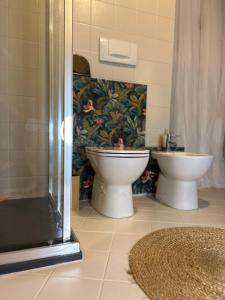 布斯托阿西齐奥Guest House Mameli44的一间带卫生间和水槽的浴室