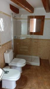 贝塞特Casa La Catalina II的浴室配有卫生间、淋浴和盥洗盆。