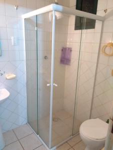 弗洛里亚诺波利斯Pousada Girassois Hostel的一间带卫生间的浴室内的玻璃淋浴间