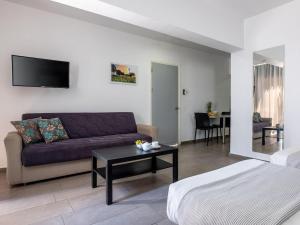 阿依纳帕Rio Gardens Aparthotel的客厅配有沙发和桌子