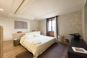 巴塞罗那Rustic Style Apartments & Studios BCN的一间卧室配有一张带白色床单的大床