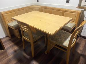 多恩比恩OH 4的一张带两把椅子的木桌和一张木桌及椅子