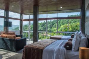 康提Kandy Victoria Eco Resort的一间卧室设有一张床和一个大窗户