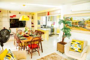 普拉亚多Condominio Iberostate的厨房以及带桌椅的用餐室。