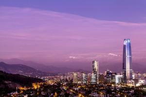 圣地亚哥圣地亚哥喜来登酒店及会议中心的夜晚的城市景观