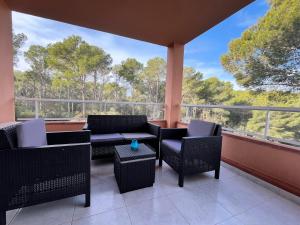 帕尔斯Precioso apartamento en la playa de Pals con piscina - Recinto Puig Sa Guilla的门廊上设有桌椅,