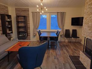 基律纳Kiruna accommadation Sandstensgatan 24的客厅配有桌椅和沙发