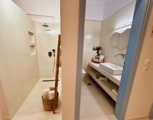 阿彻奇洛斯Afroditi Junior Suites的白色的浴室设有水槽和卫生间。