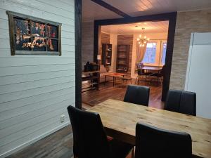 基律纳Kiruna accommadation Sandstensgatan 24的一间带木桌和椅子的用餐室